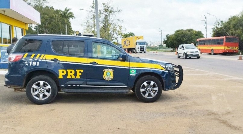 Em condições precárias de operação, os cinco ônibus escolares também operavam sob superlotação, quando a PRF interviu
