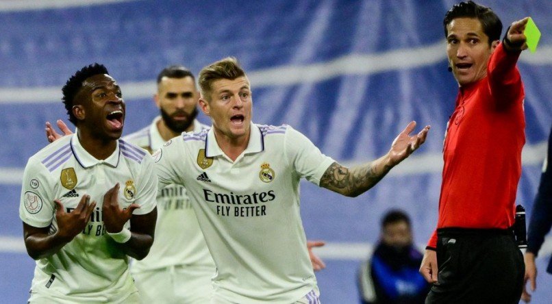 Jogadores do Real Madrid entram em campo.