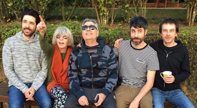 João Lee, o filho do meio, Rita Lee e Roberto de Carvalho, Antônio Lee, o filho mais novo, o primogênito Beto Lee