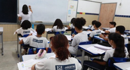 Sala de aula em escola municipal de Jaboatão dos Guararpes com professor (professora) e alunos
