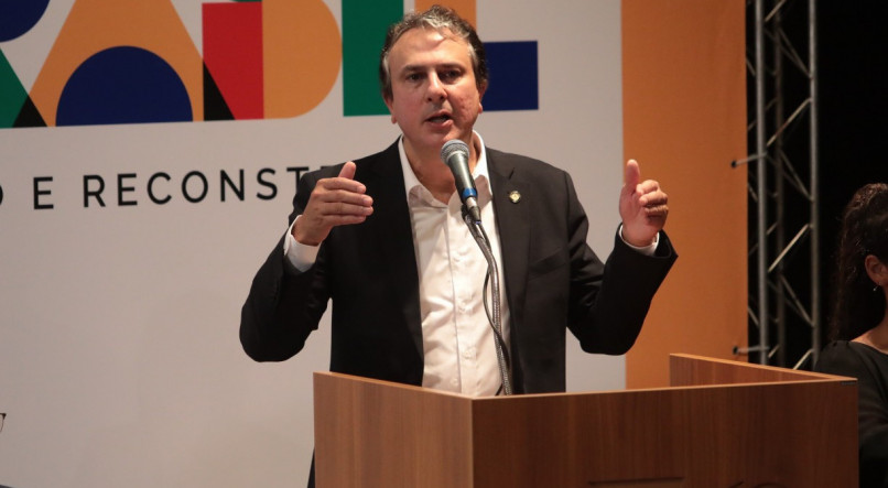 O ministro Camilo Santana tem viajado por todo o país para formalizar a adesão dos estados ao programa Pé-de-Meia