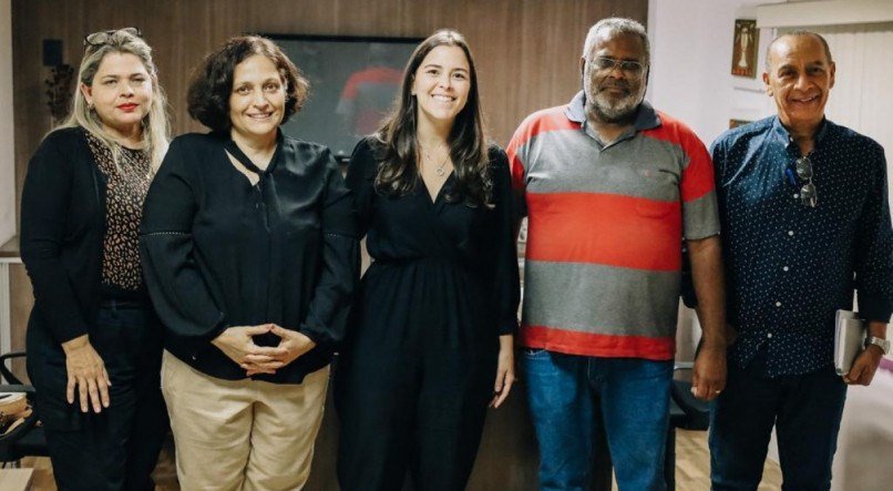 Deputada Maria Arraes (Solidariedade) e servidores da Funasa durante encontro.