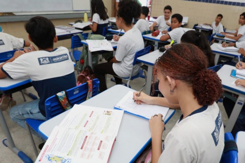 Muitos estudantes esforçados lutam contra as adversidades de uma vida particularmente difícil e merecem ajuda no preparo para universidade