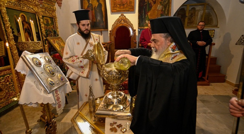 Patriarca greco-ortodoxo Teófilo III e o arcebispo anglicano de Jerusalém Hosam Naoum realizaram a cerimônia com o Óleo do Crisma para a coroação do soberano britânico Charles III