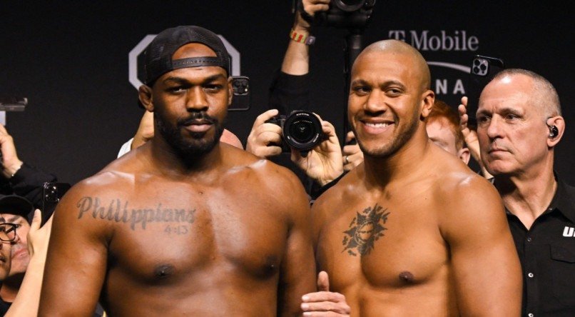 Jon Jones (E) &eacute; um dos principais lutadores da hist&oacute;ria do UFC