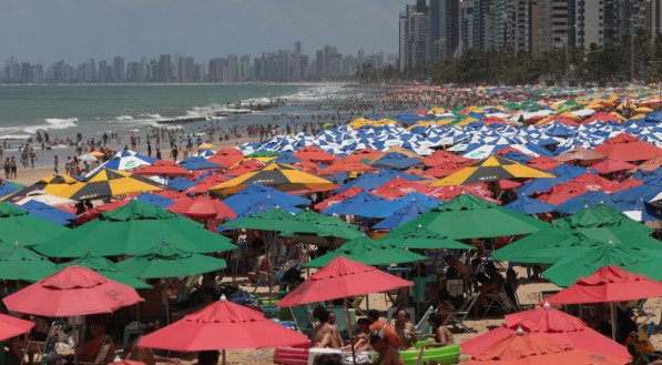 Movimentação na praia de Boa Viagem neste feriado de Data Magna 06.03.23