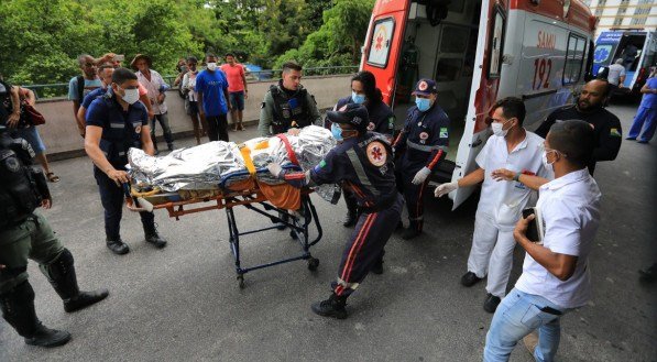 Momento do socorro &agrave; adolescente mordida por tubar&atilde;o em Pernambuco