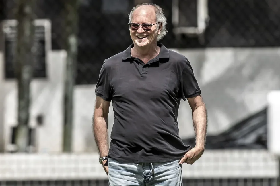 Paulo Roberto Falcão é coordenador de futebol do Santos na temporada 2023