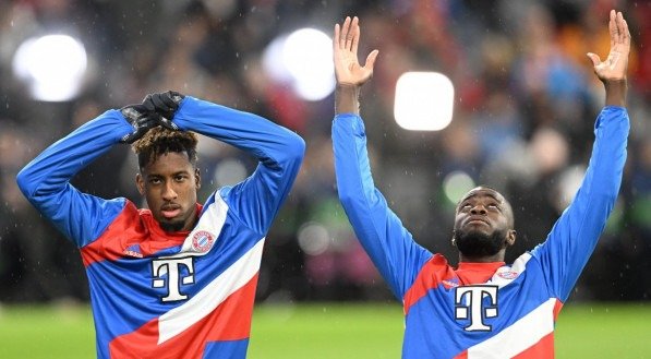 Kingsley Coman e Dayot Upamecano, jogadores do Bayern de Munique. 