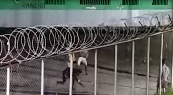 VÍDEO: Criminosos arremessam materiais para detentos do Complexo do Curado, no Recife