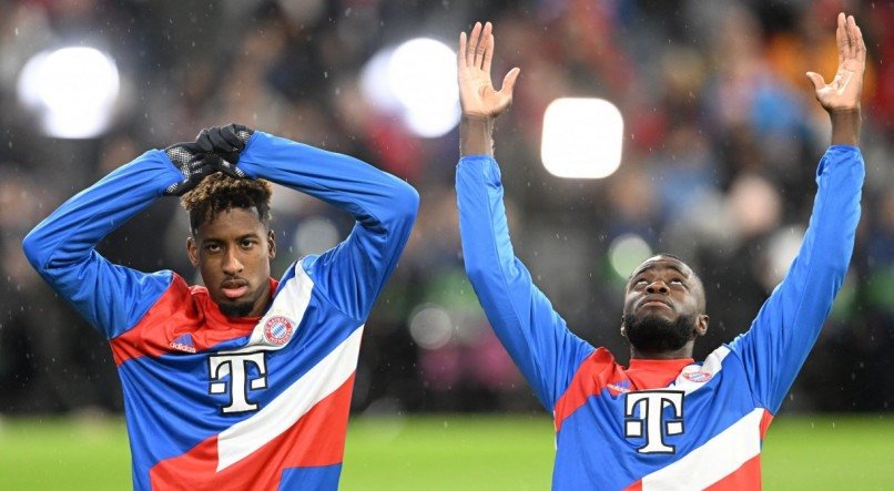 Kingsley Coman e Dayot Upamecano, jogadores do Bayern de Munique. 