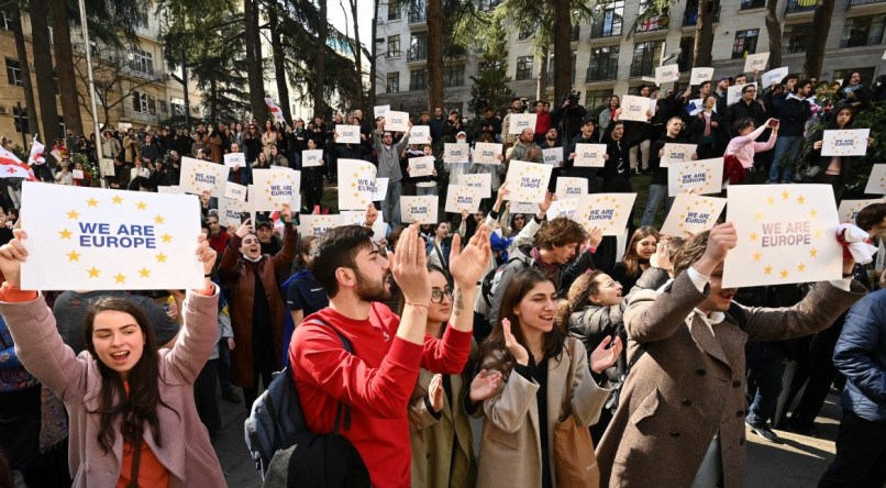 Georgianos se reuniram diante do Parlamento e se manifestaram aos gritos de "somos Europa" e "vitória"
