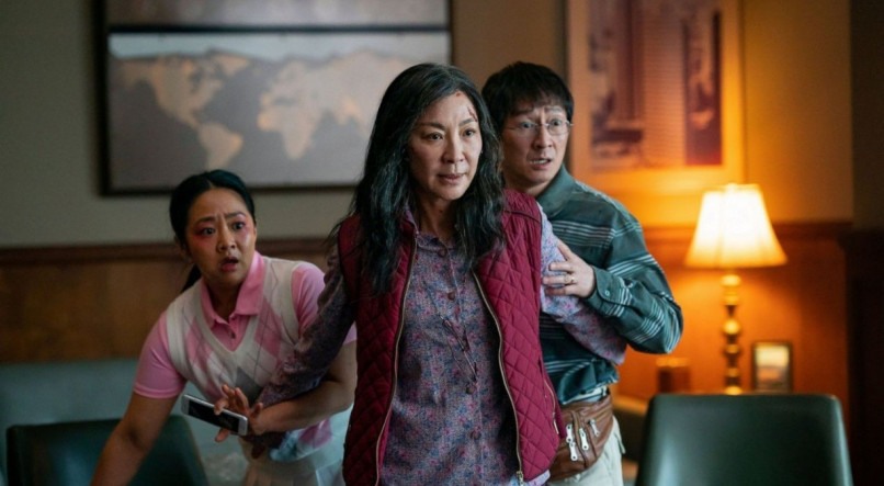 Stephanie Hsu, Michelle Yeoh e Ke Huy Quan em 'Tudo em Todo o Lugar ao Mesmo Tempo', indicado ao Oscar 2023 