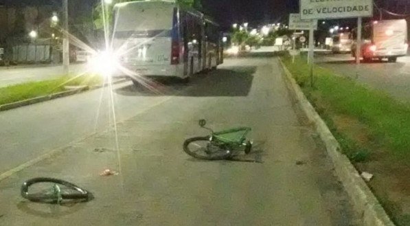 ATROPELAMENTO DE CICLISTA: homem é atropelado no corredor de BRT enquanto brincava de ‘empinar’ a BICICLETA
