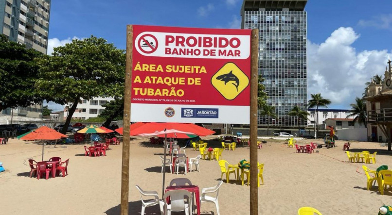 Trecho na Praia de Piedade onde o banho de mar é proibido pelo risco de incidentes
