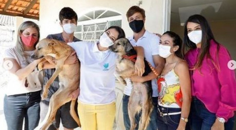 Em 2020, a ex-Primeira Dama, Michelle Bolsonaro adotou dois cachorros vira-latas: Bartô e Nestor 