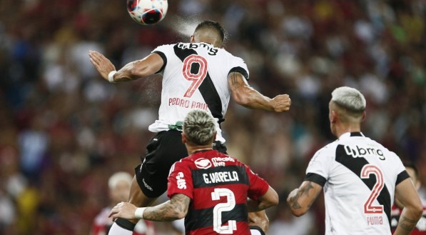Vasco e Flamengo em campo pelo Campeonato Carioca