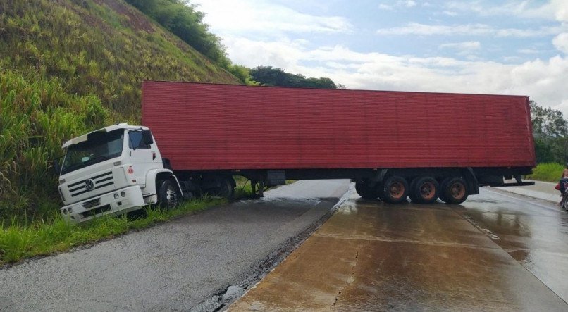 BR-101, em Goiana, está totalmente bloqueada em Goiana, no sentido Recife-João Pessoa