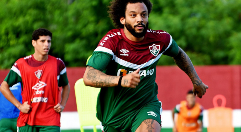 Marcelo treina com elenco do Fluminense