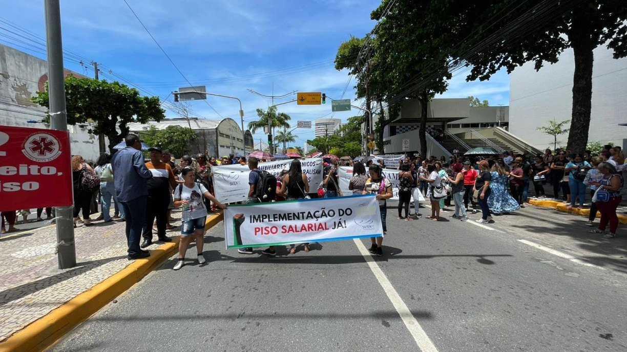 Auxiliares e técnicos de enfermagem fazem protesto pelo novo piso em frente à prefeitura do Recife Divulgação/Satenpe