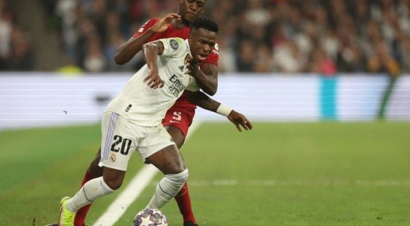 Vin&iacute;cius J&uacute;nior disputa bola com Konat&eacute; em Real Madrid x Liverpool