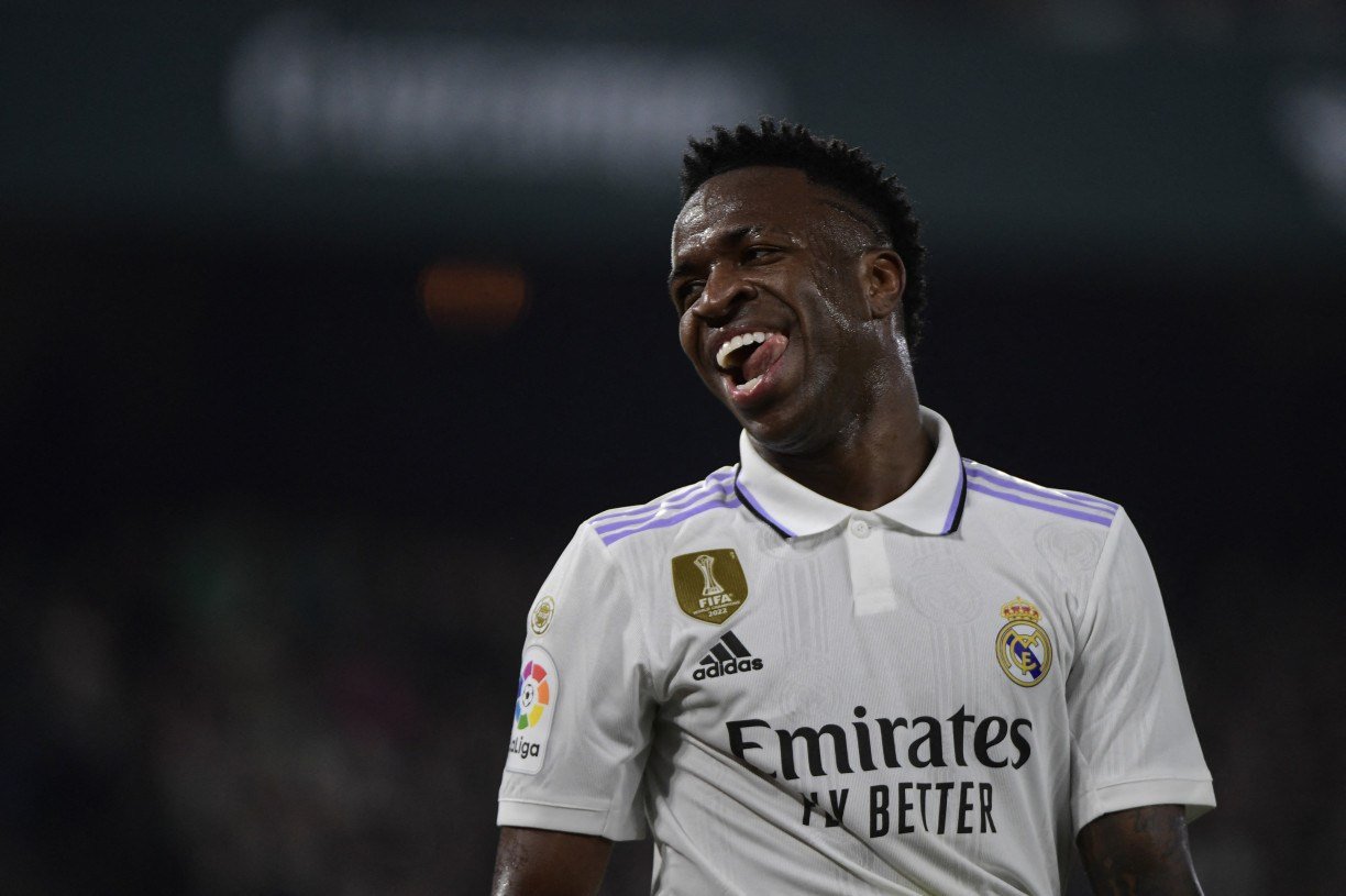 Vin&iacute;cius J&uacute;nior, atacante do Real Madrid, tem sido alvo de v&aacute;rios ataques racistas na Espanha