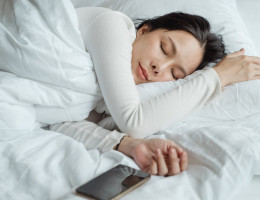 O que a posição que você dorme diz sobre você? Descubra através de técnicas de análise corporal