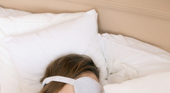 Como anda sua qualidade de sono? Descansar pode contribuir significativamente para prevenir problemas relacionados à insônia, como dificuldade de concentração, irritabilidade e problemas cardiovasculares.
