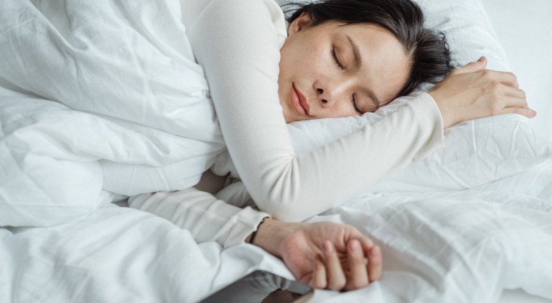 O que a posição que você dorme diz sobre você? Descubra através de técnicas de análise corporal