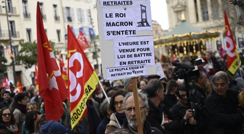 Franceses vão às ruas protestar contra reforma da previdência de Emmanuel Macron