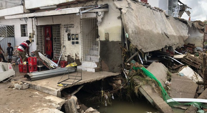 Chuva em Caruru, Agreste de Pernambuco, causa estragos e deixa famílias desalojadas
