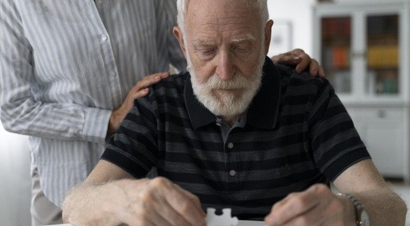 Entenda as principais fatores de risco do Alzheimer.