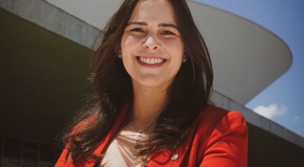Maria Arraes, irmã de Marília Arraes, elogia trabalho do primo João Campos