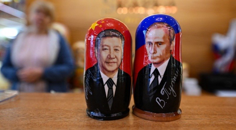 Esta foto tirada em 20 de março de 2023 mostra bonecas de madeira tradicionais russas, chamadas de bonecas Matryoshka, retratando o presidente chinês Xi Jinping e o presidente russo Vladimir Putin em uma loja de presentes no centro de Moscou. O líder chinês chegou a Moscou na segunda-feira dizendo que sua primeira visita de Estado à Rússia desde o início do conflito na Ucrânia daria "um novo impulso" aos laços bilaterais