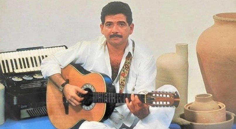 MÚSICA Fernando Filizola na capa de seu álbum solo, '"Tá Cheirando à Coisa Boa"