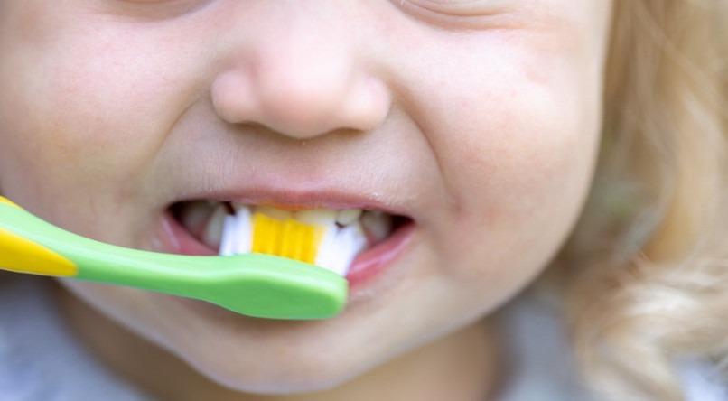 Os problemas bucais mais comuns enfrentados pelas crianças é a cárie, prevenida através de higiene adequada dos dentes