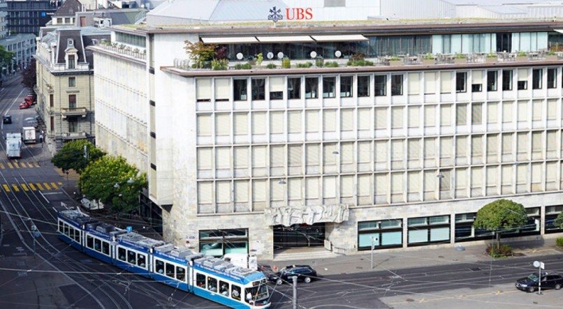 Sede do UBS AG, na Bahnhofstrasse 45, a menos de 500 metros da sede do Credit Suisse,  na Paradeplatz 8 em Surique na Suiça.