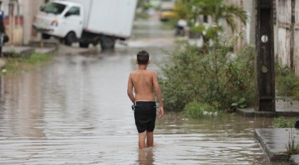 CHUVA EM PERNAMBUCO: chuva das últimas 24h reacende medo de tragédias e dificulta a rotina no Grande Recife