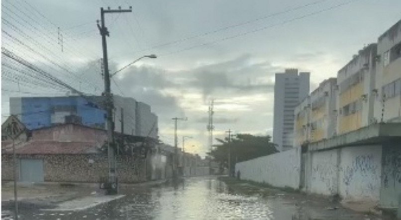 Alagamento no bairro de Nova Descoberta, no Recife, na manhã desta terça-feira (21)