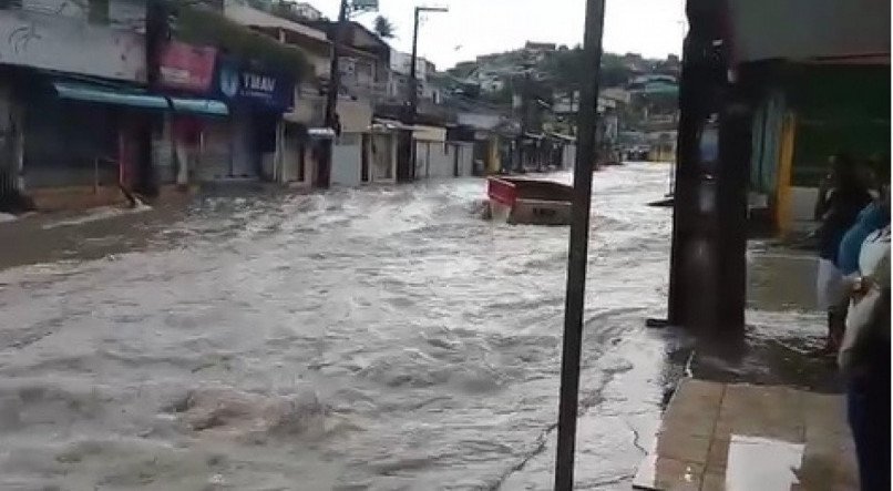 Alerta da Apac, emitido na manh&atilde; desta ter&ccedil;a (21/3), foi renovado por volta das 9h. Na foto, alagamento no C&oacute;rrego da Areia, em Nova Descoberta, Zona Norte do Recife