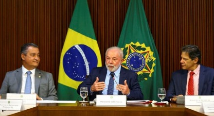 O presidente Luiz Inácio Lula da Silva e o ministro da Fazenda, Fernando Haddad, durante reunião ministerial, no Palácio do Planalto.
