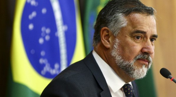 Ministro da Secretaria de Comunicação, Paulo Pimenta, afirmou que móveis descobertos no Alvorada estavam danificados