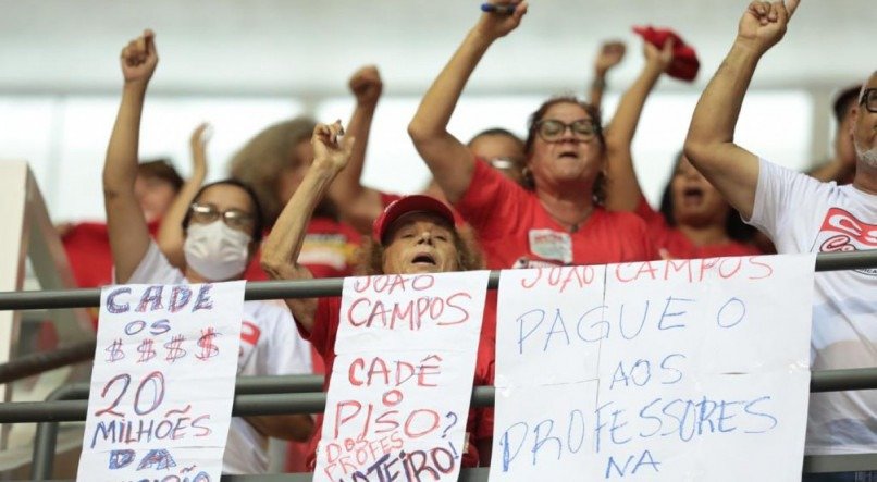 Houve muitas vaias e protestos contra João Campos e Raquel Lyra por entidades de classe