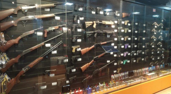 Operação da Polícia Federal, em 2022, apreendeu várias armas de fogo no clube de tiro do policial civil