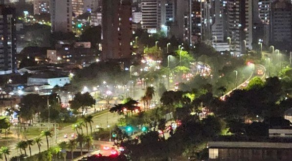 Protesto BLOQUEIA  faixas da avenida AGAMENON MAGALHÃES no sentido Olinda