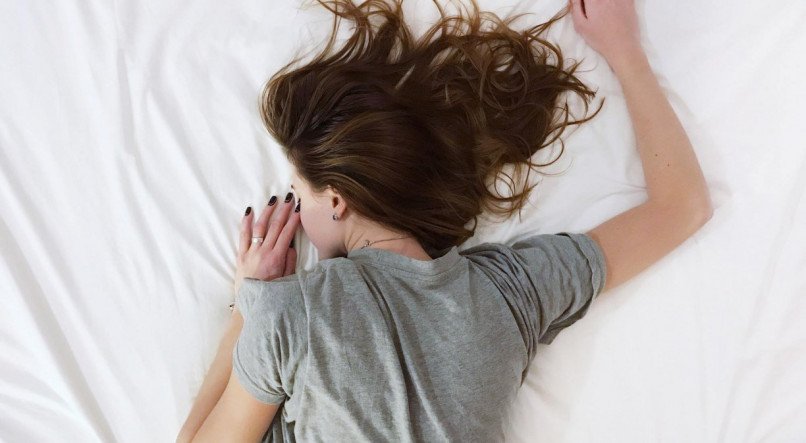 MULHER DORMIR COM ÓLEO NO CABELO