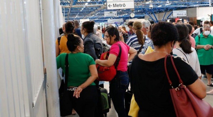 Passageiros aguardam no embarque da esta&ccedil;&atilde;o Palmeiras-Barra Funda, linha 3 do Metr&ocirc;, durante a greve dos metrovi&aacute;rios em S&atilde;o Paulo