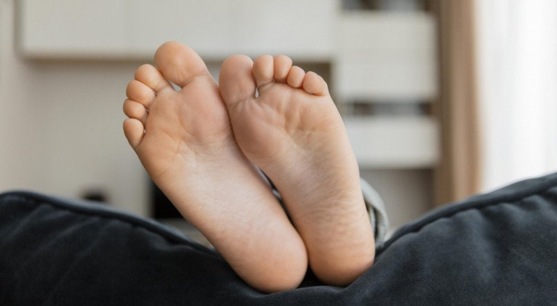 A bromidrose plantar, como o chulé é conhecido cientificamente, é uma condição comum que afeta muitas pessoas, causando odores desagradáveis nos pés