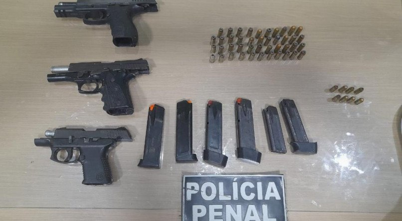 Armas de fogo, facas e drogas foram encontrados durante a revista feita, na noite do último sábado, pelos policiais penais