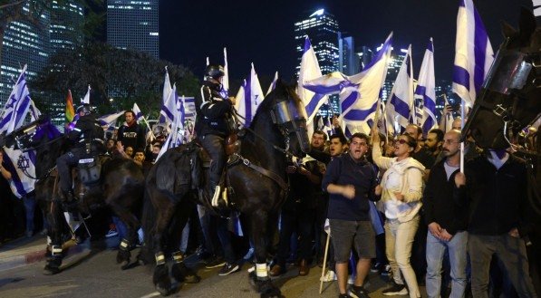 PROTESTOS EM ISRAEL: Netanyahu adia reforma judicial polêmica após protestos em massa
